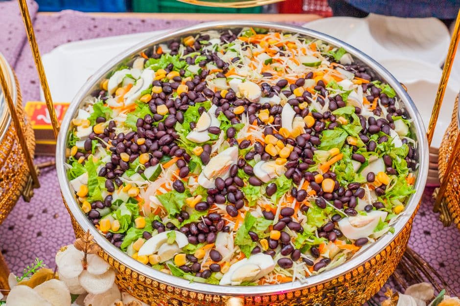 Капустный салат с кукурузой и яблоком — фото блюда