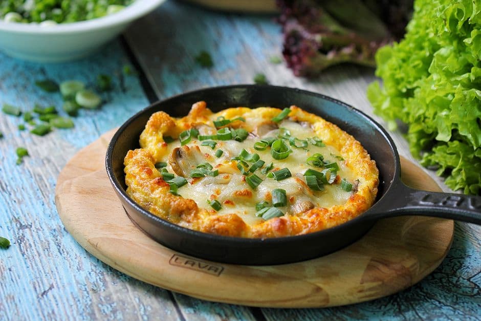 Омлет с сыром и зеленью — фото блюда