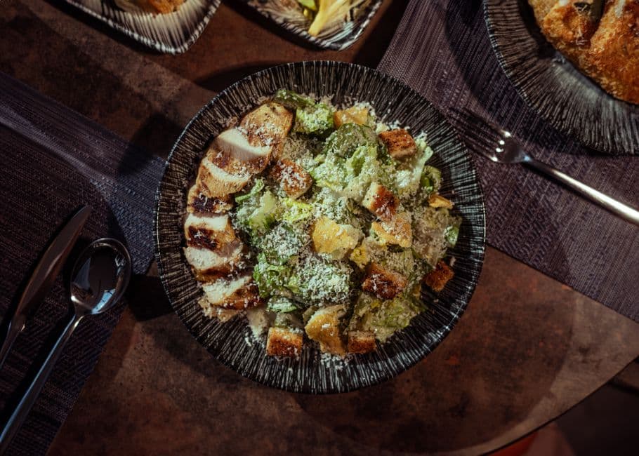 Салат «Цезарь» с курицей — фото блюда